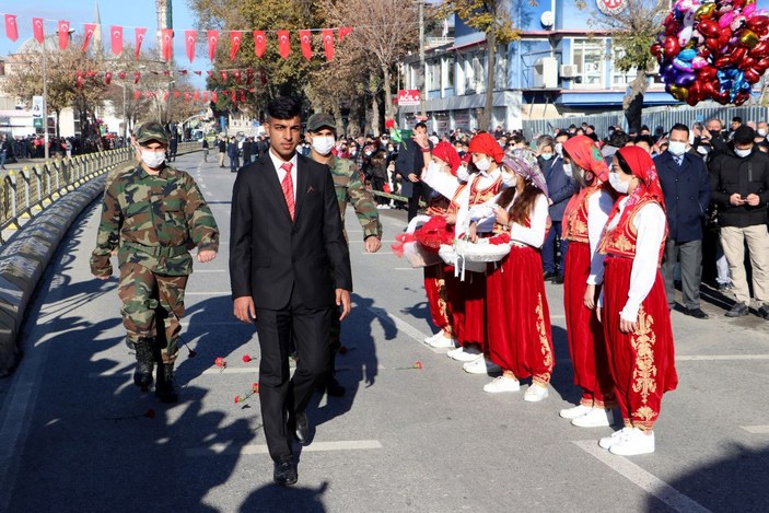 Edirne'de kurtuluş günü kutlaması; 100 metrelik Türk bayrağı taşıdılar -6