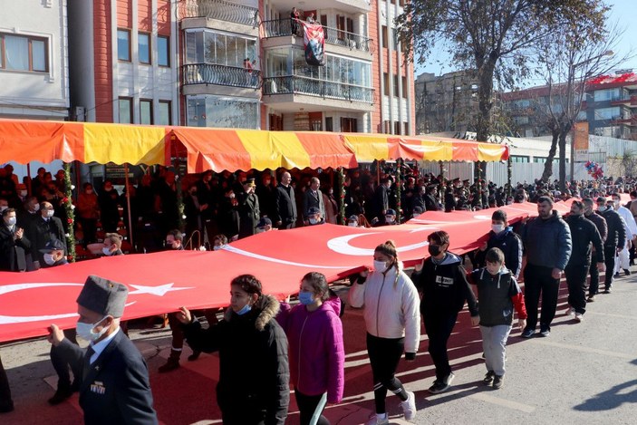 Edirne'de kurtuluş günü kutlaması; 100 metrelik Türk bayrağı taşıdılar -3