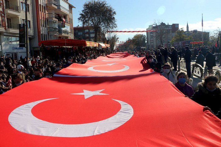 Edirne'de kurtuluş günü kutlaması; 100 metrelik Türk bayrağı taşıdılar -2