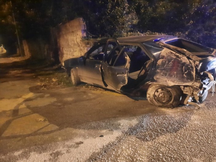 Sakarya'da ehliyetsiz genç sürücü, otomobille duvara çarptı: 5 çocuk yaralı 