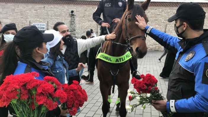 Polis Taksim'de kadınlara çiçek dağıttı -2