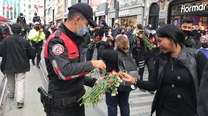 Polis Taksim'de kadınlara çiçek dağıttı -4