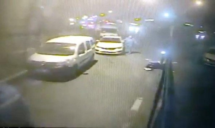 Beyoğlu'nda taksicinin ittiği kadın otobüsün altında kalmaktan son anda kurtuldu -8