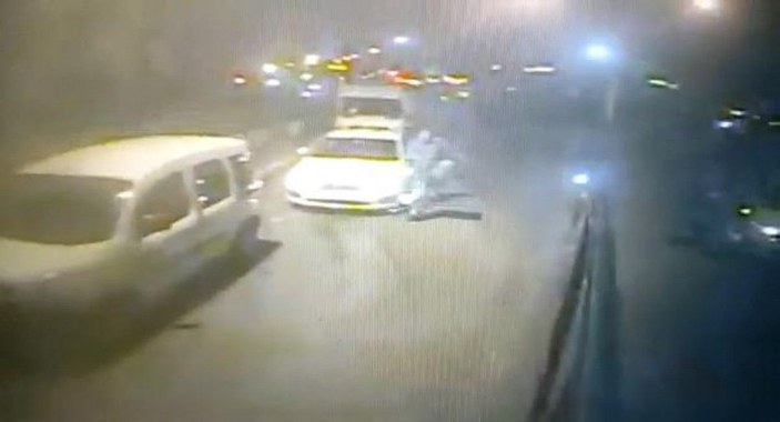 Beyoğlu'nda taksicinin ittiği kadın otobüsün altında kalmaktan son anda kurtuldu -6