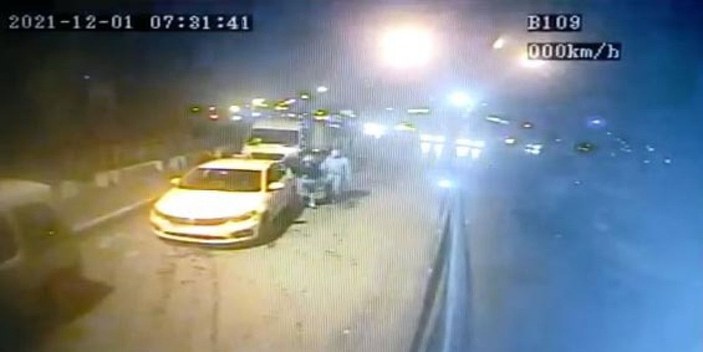 Beyoğlu'nda taksicinin ittiği kadın otobüsün altında kalmaktan son anda kurtuldu -1