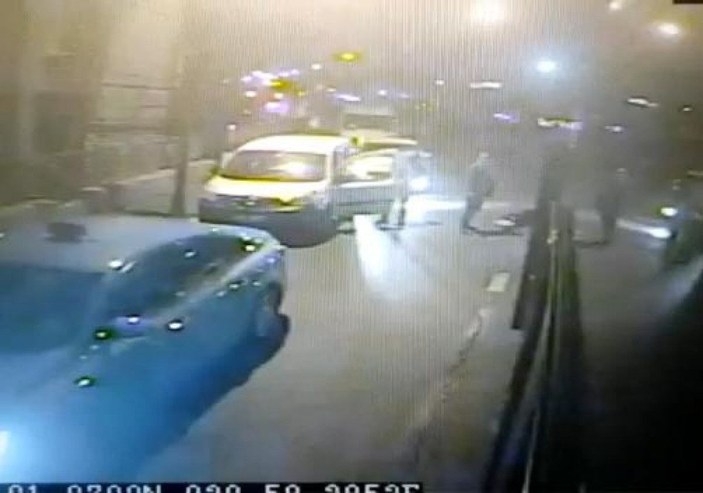 Beyoğlu'nda taksicinin ittiği kadın otobüsün altında kalmaktan son anda kurtuldu -9