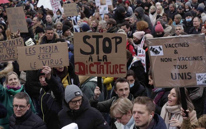 Belçika’da yüzlerce kişi Covid-19 kısıtlamalarını protesto etti -11
