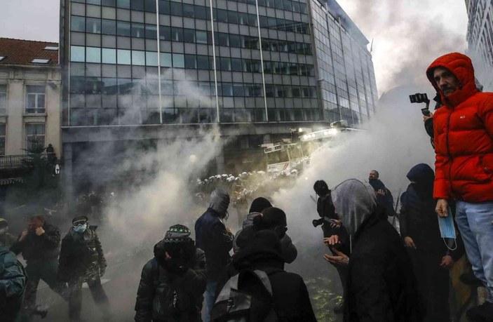 Belçika’da yüzlerce kişi Covid-19 kısıtlamalarını protesto etti -7