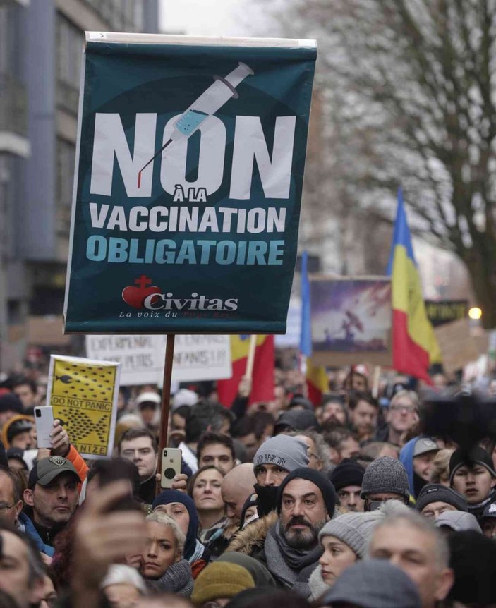 Belçika’da yüzlerce kişi Covid-19 kısıtlamalarını protesto etti -13