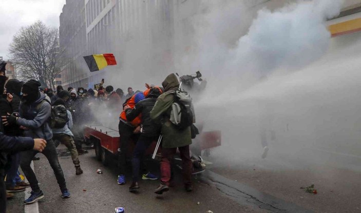 Belçika’da yüzlerce kişi Covid-19 kısıtlamalarını protesto etti -1