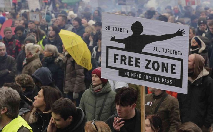 Belçika’da yüzlerce kişi Covid-19 kısıtlamalarını protesto etti -10