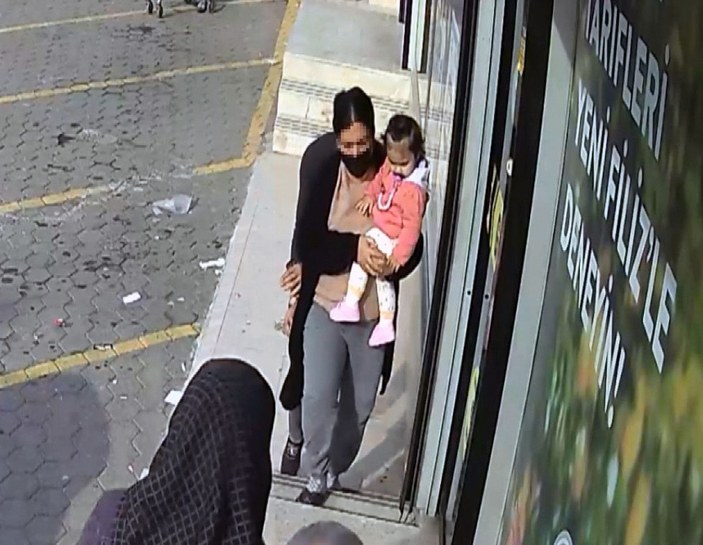 Kucağında bebeğiyle markete giren kadının cüzdanını çaldı -2