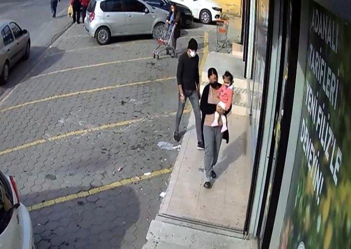 Kucağında bebeğiyle markete giren kadının cüzdanını çaldı -1