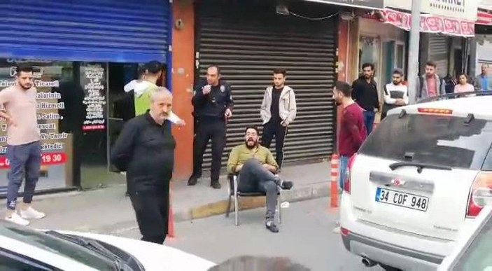Bağcılar'da sokakta sandalyeye oturup tehditler savuran Suriyeli gözaltına alındı -3