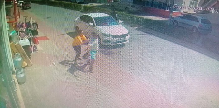Antalya'da kaşar hırsızı, kendisini durdurmaya çalışan market çalışanını sürükledi