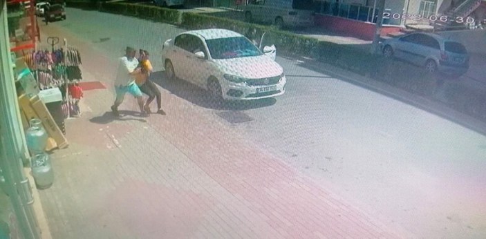 Antalya'da kaşar hırsızı, kendisini durdurmaya çalışan market çalışanını sürükledi