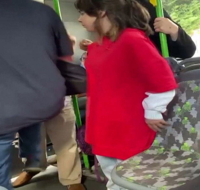Beylikdüzü'nde otobüste kadına hakarete yolculardan tepki -2