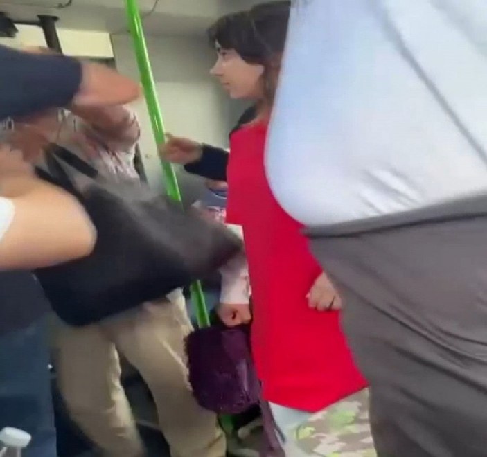 Beylikdüzü'nde otobüste kadına hakarete yolculardan tepki -3