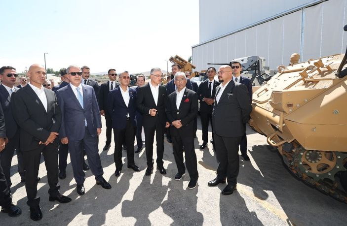 i Bakan Akar, Malezya Kralı Sultan Abdullah Şah ile FNSS tesislerini gezdi -8