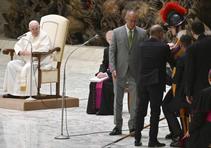 Papa Francis’i korumakla görevli İsviçreli muhafız bayıldı -1