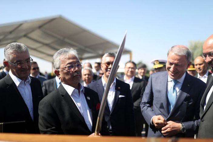 i Bakan Akar, Malezya Kralı Sultan Abdullah Şah ile FNSS tesislerini gezdi -9