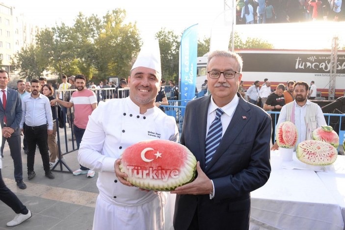 Diyarbakır’da 12’nci Karpuz Festivali’nin birincisi 51 kilo 400 gram ağırlığındaki karpuz oldu -1