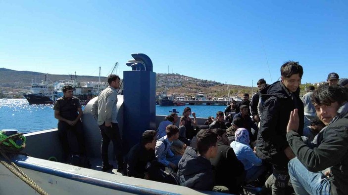 İzmir açıklarında 300 düzensiz göçmen yakalandı -6