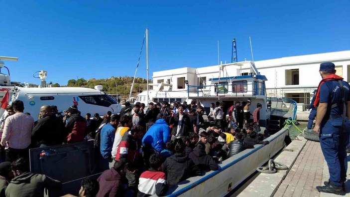 İzmir açıklarında 300 düzensiz göçmen yakalandı -3