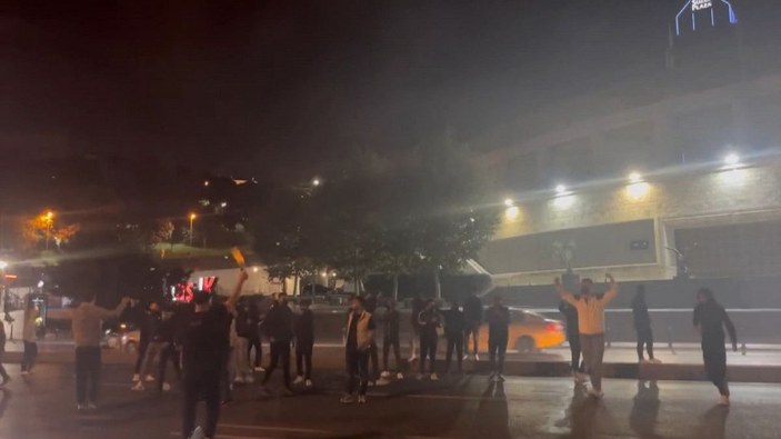 Beşiktaş'ta hareketli gece: Satırla stat önüne gelip slogan attılar -3