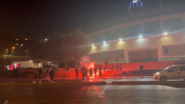 Beşiktaş'ta hareketli gece: Satırla stat önüne gelip slogan attılar -1