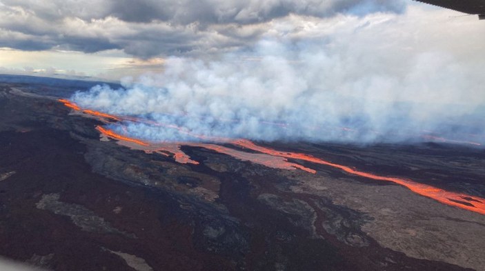 Dünyanın en geniş yanardağı Havai’de lav püskürmeye başladı -1