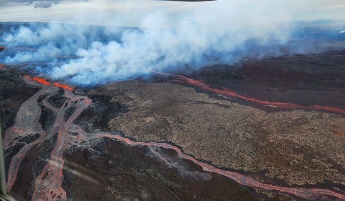 Dünyanın en geniş yanardağı Havai’de lav püskürmeye başladı -3