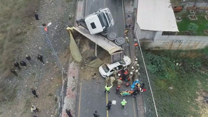 Başakşehir'de hafriyat kamyonu otomobilin üstüne devrildi -2 -6