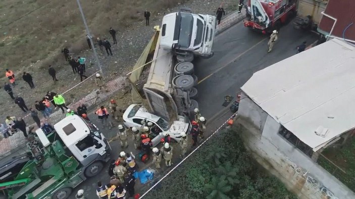 Başakşehir'de hafriyat kamyonu otomobilin üstüne devrildi -2 -1