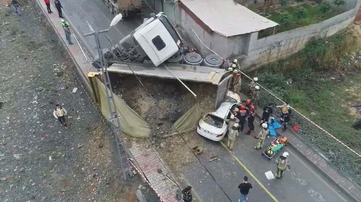 Başakşehir'de hafriyat kamyonu otomobilin üstüne devrildi -2 -5