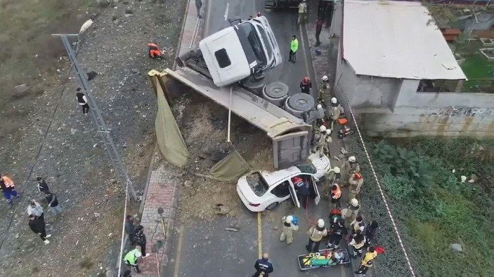 Başakşehir'de hafriyat kamyonu otomobilin üstüne devrildi -2 -3
