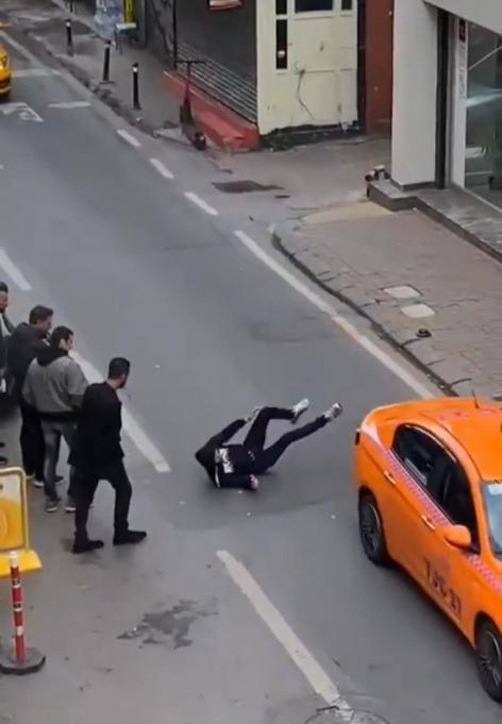 Beyoğlu'nda araçların önünü kesti, taksinin kaputunun üzerine yattı  -8