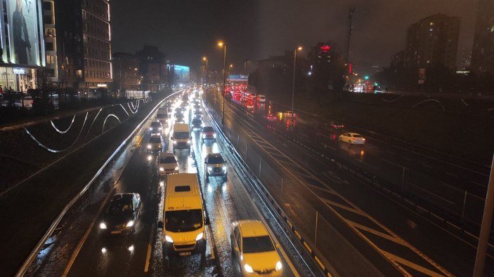 İstanbul'da trafik yoğunluğu yüzde 90'a ulaştı -3
