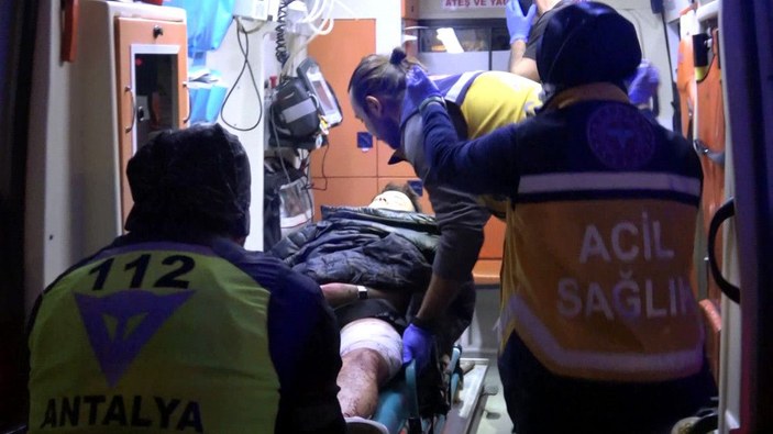 Antalya'da bıçaklı 'yan bakma' kavgası: 4 yaralı -2
