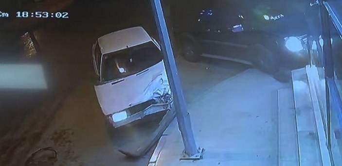 14 yaşındaki sürücü, otomobile ve pastaneye çarptı; o anlar kamerada -2