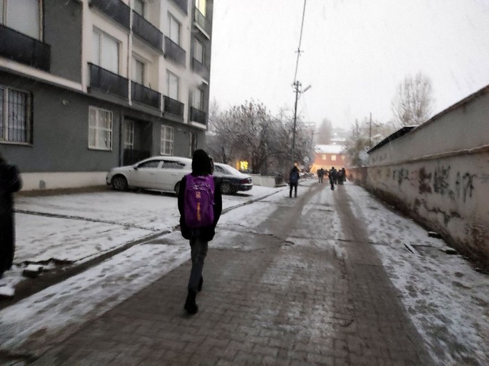 Van merkeze mevsimin ilk karı düştü; öğrenciler kar altında okullarına gitti -8