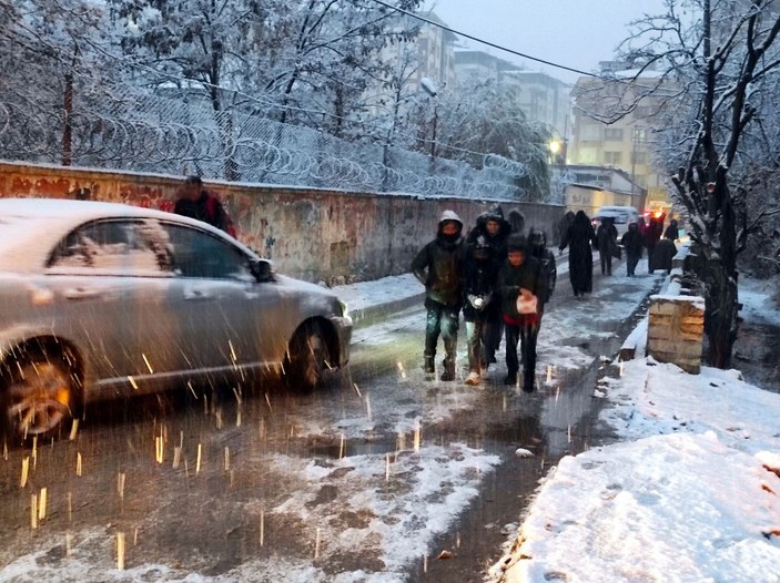 Van merkeze mevsimin ilk karı düştü; öğrenciler kar altında okullarına gitti -7