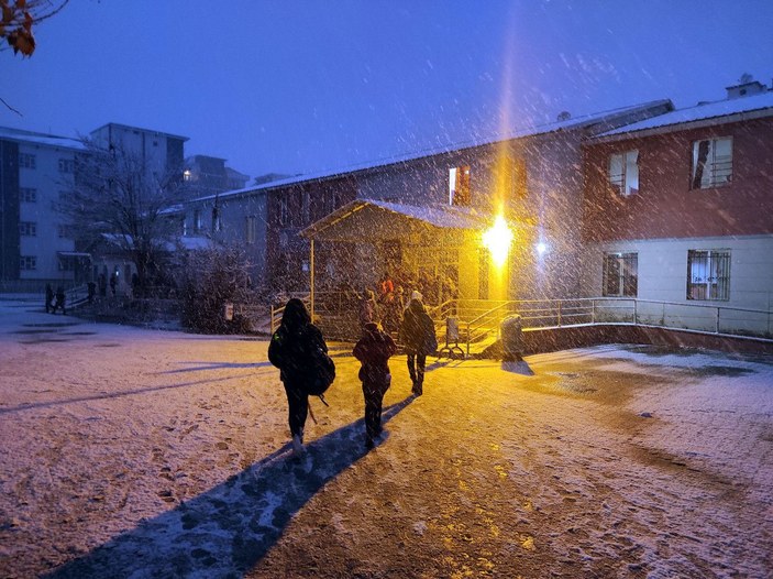 Van merkeze mevsimin ilk karı düştü; öğrenciler kar altında okullarına gitti -6