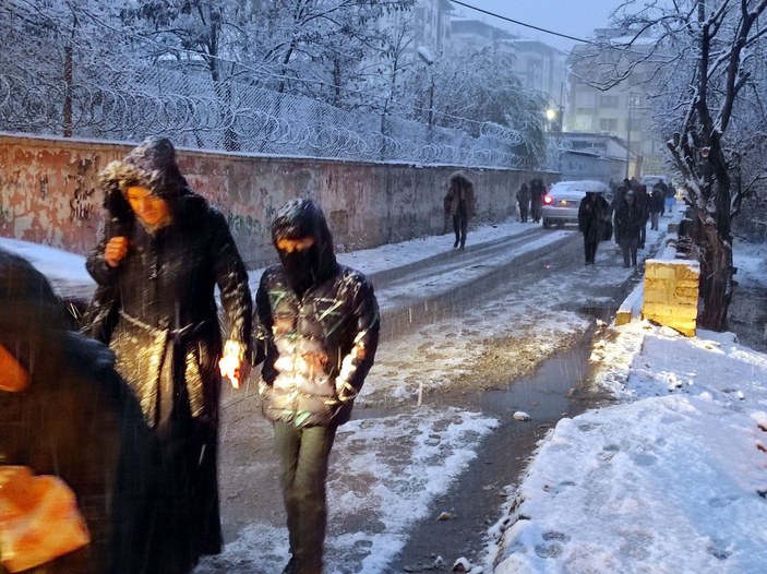 Van merkeze mevsimin ilk karı düştü; öğrenciler kar altında okullarına gitti -4