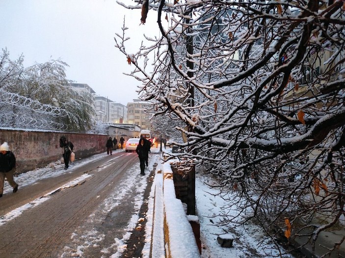 Van merkeze mevsimin ilk karı düştü; öğrenciler kar altında okullarına gitti -5