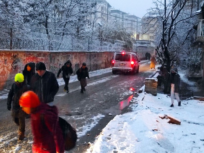 Van merkeze mevsimin ilk karı düştü; öğrenciler kar altında okullarına gitti -3