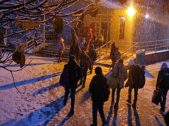 Van merkeze mevsimin ilk karı düştü; öğrenciler kar altında okullarına gitti -2