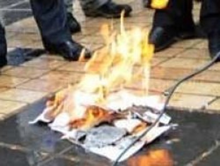 Kamu-Sen üyeleri protesto için bordro yaktı