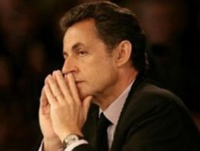 Sarkozy iktidarı çöker Carla gider