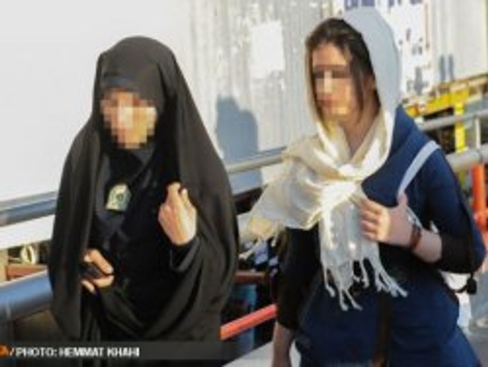 İran polisi sokaktan kadınları böyle topluyor - Galeri